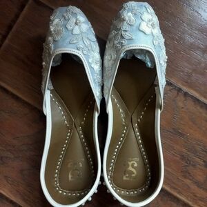 White Floral Embroidered Juttis (Size 41)